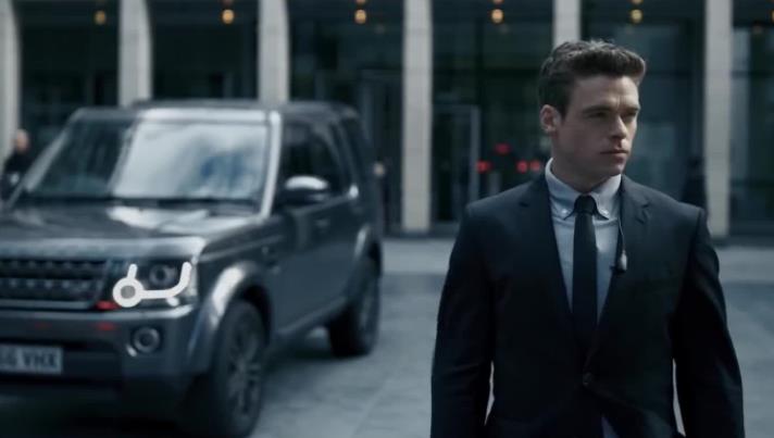 女保镖在保护儿童时如何平衡安全与自由？